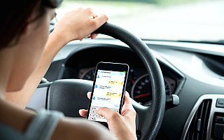 Korzystanie z telefonów komórkowych i agresja kierowców – to największe problemy na europejskich drogach